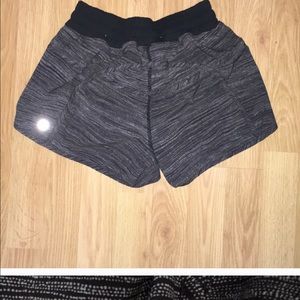 🍋LuLuLemon Tracker V shorts.size 4. Cute pattern